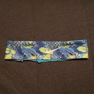 Nike tie headband.